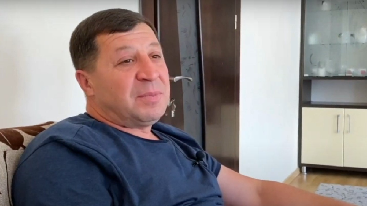 Зниклий у Криму Руслан Люманов їде додому з будівлі ФСБ